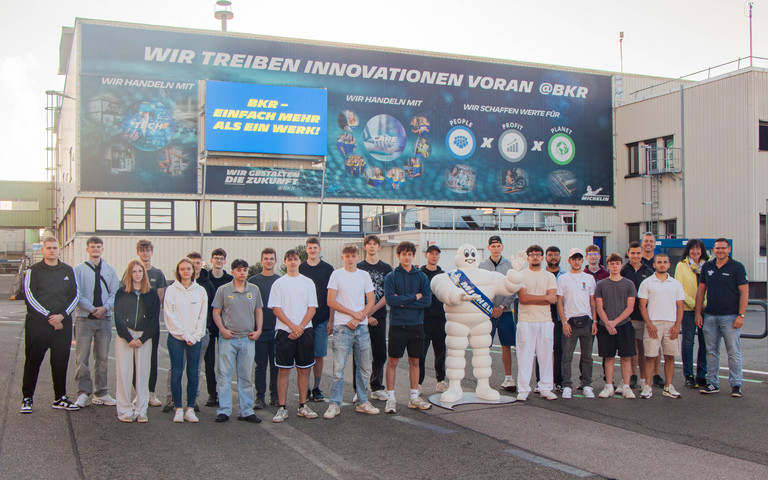 23 junge Leute mit ihren Ausbildern auf dem Werksgelände von Michelin in Bad Kreuznach, wo sie ihre Ausbildung starten. 