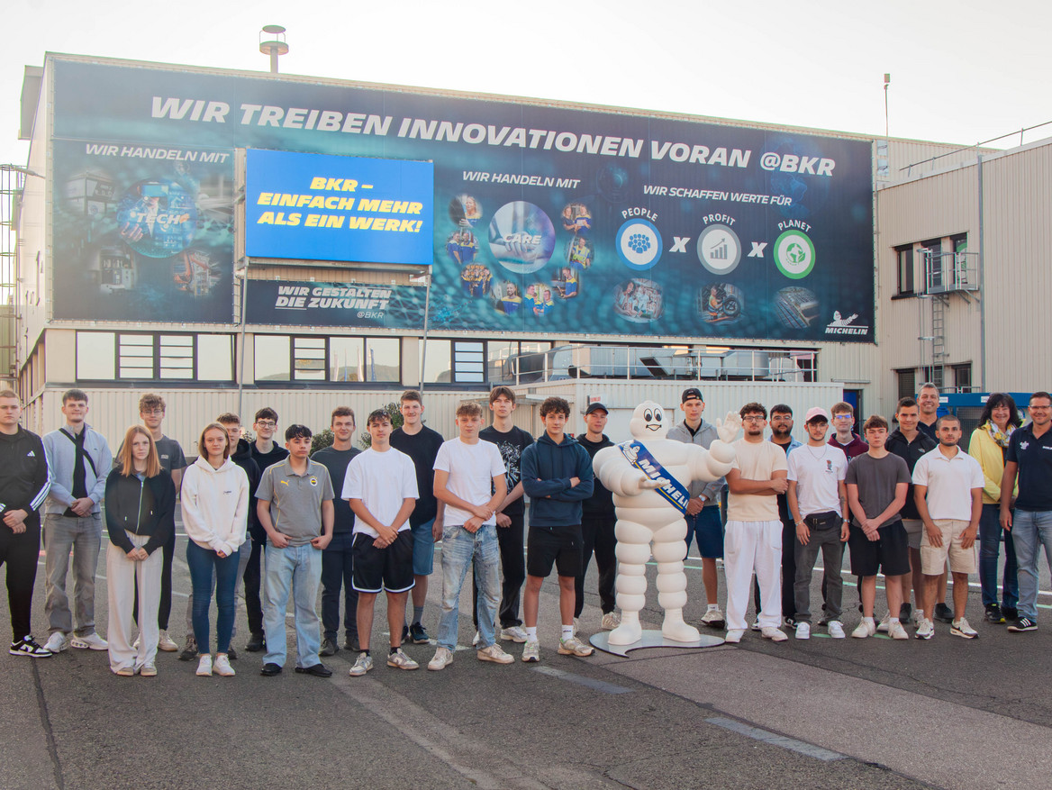 23 junge Leute mit ihren Ausbildern auf dem Werksgelände von Michelin in Bad Kreuznach, wo sie ihre Ausbildung starten. 