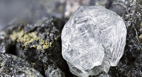 Ein Diamant, wie hier abgebildet, besteht komplett aus Kohlenstoff. Foto: Björn Wylezich – stock.adobe.comf. 