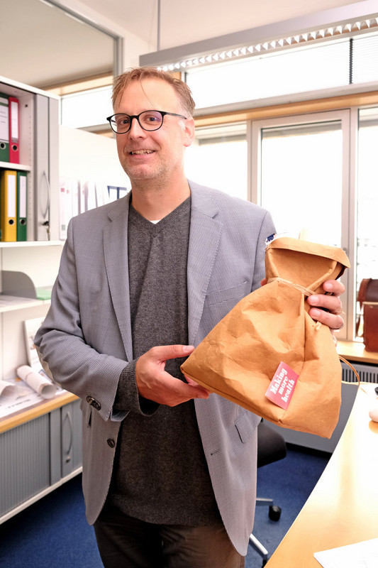 Handlich verpackt: Solche Beutel mit Schulungsmaterial verteilen Fredrik Grünenfelder und sein Team in der Tollwutprävention. Foto: Florian Lang