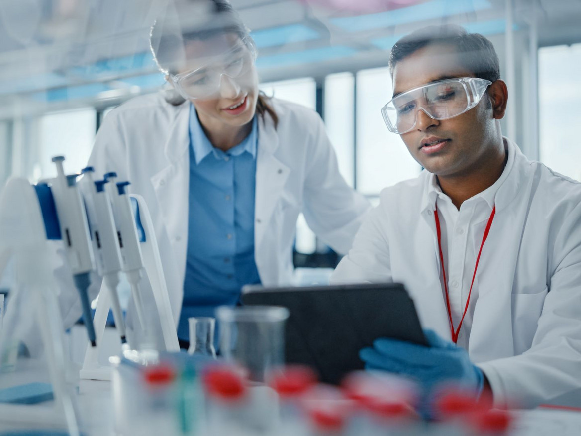 Wissenschaftsteam in der Chemie-Industrie: Nicht nur hier sind Teamwork und analytisches Denken die zentralen Future Skills. Foto: stock.adobe.com/Gorodenkoff