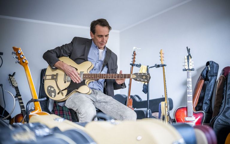 Dietmar Kaiser spielt Gitarre