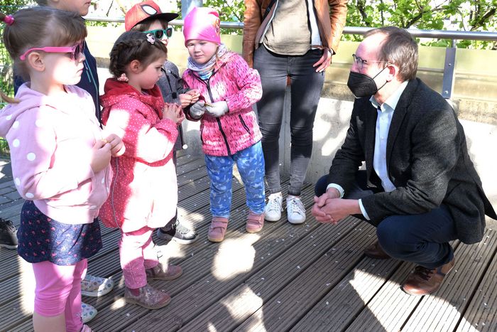 Peter Jansen spricht mit den Kindern der KiTa Rappelkiste.