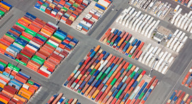 Viele Container warten am Hamburger Hafen auf die Verladung. 