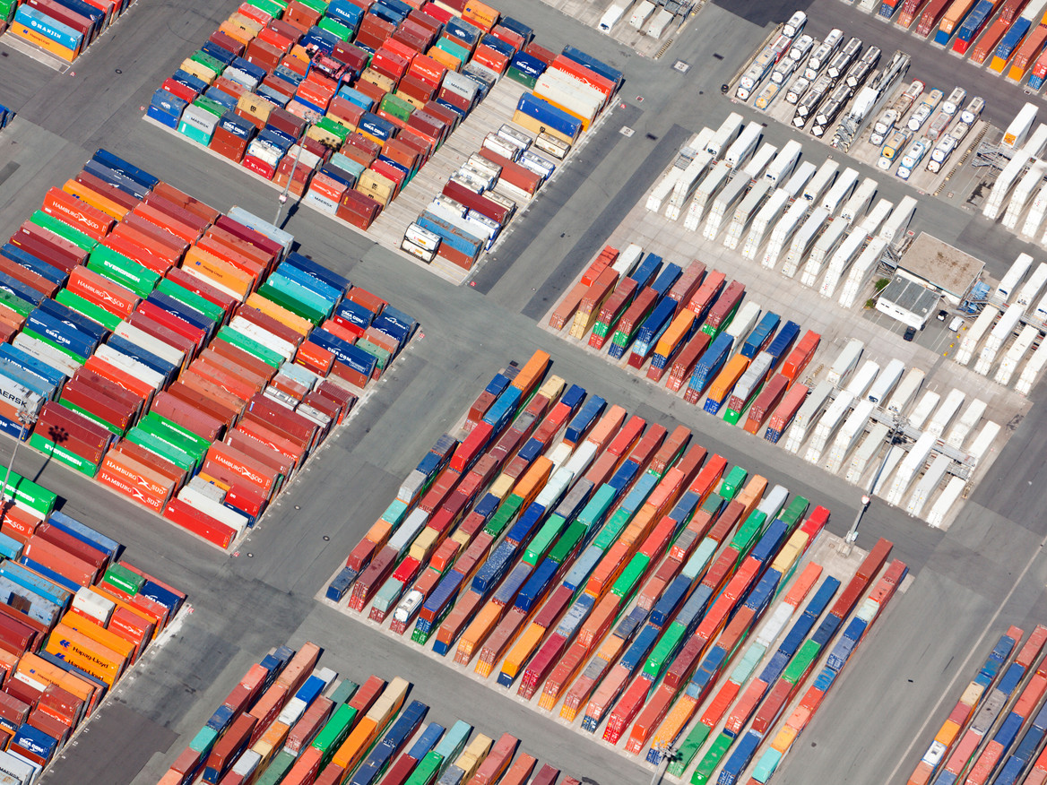 Viele Container warten am Hamburger Hafen auf die Verladung. 