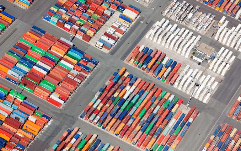 Viele Container warten am Hamburger Hafen auf die Verladung. 