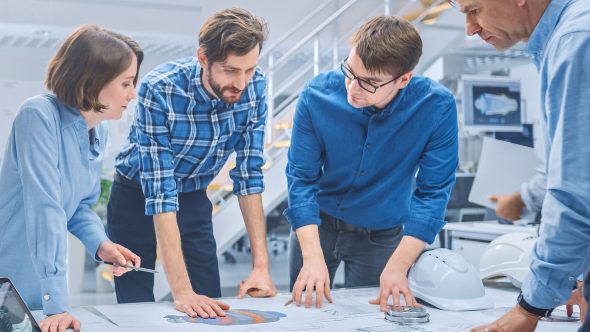 Interdisziplinäres Technik-Team am Planungstisch. H 1 Arbeiten in der Chemie H 3 Die Chemie: eine große Branche mit vielfältigen Berufschancen In der Chemie gibt’s nur Laborberufe? Stimmt überhaupt nicht! Die Chemie-Industrie ist mit rund 480.000 Beschäftigten der sechstgrößte Arbeitgeber in Deutschland. In dieser großen Branche ist Platz für sehr viele Skills. Es gibt rund 50 Ausbildungsberufe in der Chemie-Industrie, vom Chemikanten- über den Mechatronikerberuf bis zu Feuerwehr- und Industriekaufleuten, IT-Profis und Köchen. H 4 Welche Arbeitsbereiche und Berufsfelder gibt es in der Chemieindustrie? Die Chemie-Industrie bietet Fachkräften für alle Bereiche einer modernen Wertschöpfungskette attraktive Karriere-Optionen. Das bedeutet: in • Forschung & Entwicklung, • Produktion, Technik und Instandhaltung, • Prozessgestaltung und Betriebsführung, • Logistik, • im kaufmännischen und im Management-Bereich, • IT & Cybersecurity, • Marketing & Vertrieb sowie • im Umweltschutz. Die Haupt-Berufsfelder für eine duale Ausbildung in der Chemie-Industrie sind • Naturwissenschaftliche Berufe wie der Chemikantenberuf und Laborberufe, • technische Berufe wie Elektroniker- und Mechanikerberufe, • Logistik- und kaufmännische Berufe, • IT-Berufe, zum Beispiel in Fachinformatik und Big Data, • gastronomische Berufe wie Restaurantfachkräfte, die beispielsweise in Kantinen arbeiten. H 5 Clever: Ausbildung und Studium kombinieren Zahlreiche Ausbildungsberufe lassen sich mit einem Studium kombinieren, zum Beispiel ein Laborberuf mit Chemieingenieurwesen oder ein kaufmännischer Beruf mit Bwl. Ein großes Plus dabei ist, dass man schon während des Studiums die sehr gute Ausbildungsvergütung der Chemie-Branche bekommt. Ein weiterer Vorteil: Nach dem Abschluss hat man dann beides – den Bachelor und eine Berufsausbildung. H 5 Akademische Berufe in der Chemieindustrie Chemie ist nur eines von vielen möglichen Studienfächern, um in der Chemie-Industrie Karriere zu machen. Besonders gefragt sind außerdem: • Prozess, Betriebs und Dateningenieurinnen und -ingenieure, • Vertriebs- und Supply-Chain-Managerinnen und -manager, • Expertinnen und Experten der Fachrichtungen Pharmazie, Immunologie, klinische Forschung, Biostatistik, Biotechnologie, Agronomie und Umweltwissenschaft. H 3 Schnelleinstieg oder langes Karriere-Invest: beides zahlt sich aus Eine besonders kurze Ausbildung ist Chemisch-Technische Assistenz – sie dauert nur zwei Jahre. Dagegen können bis zur fertig promovierten Chemikerin ca. neun bis zehn Jahre vergehen. H 3 Wo verdient man am meisten in der Chemie? Die Chemie-Industrie ist generell ein besonders gut zahlende Branche. Dies gilt für die Ausbildungsvergütung ebenso wie für qualifizierte Berufseinsteigende. Durch Weiterbildungen, Berufserfahrung und Spezialisierungen steigt dann das Gehalt weiter. Was das Gehalt von Ingenieurinnen und Ingenieuren betrifft, so ist die Chemie- und Pharma-Industrie der Spitzenreiter im Branchenvergleich. Dieses glänzende Einkommen wird mit Promotion sogar noch deutlich besser. 