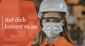 Eine Frau mit Helm und Schutzmaske