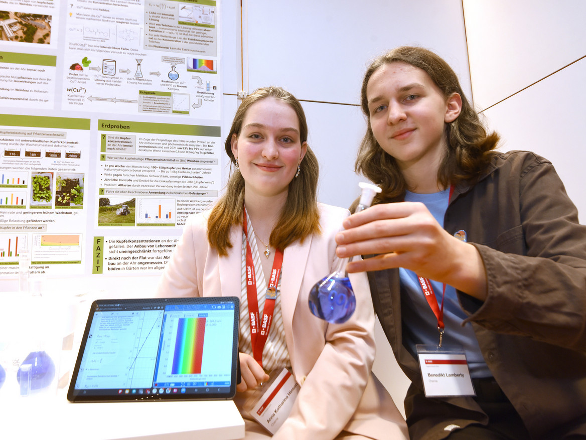 Bendikt Lamberty und Anna Katharina Hinson vom Peter-Joerres-Gymnasium Ahrweiler untersuchten die Schwermetallbelastung nach der Flut im Ahrtal. Foto: BASF SE