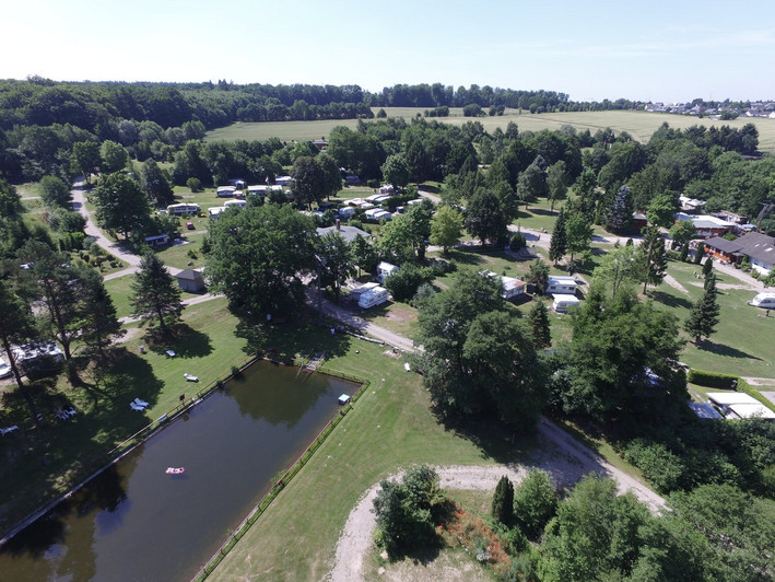 Besucher am Campingplatz Mühlenteich. 