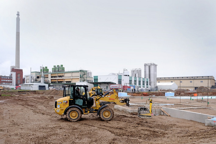 Noch schaffen Bagger die Grundlagen für das künftige Innovationszentrum. Foto: Lang