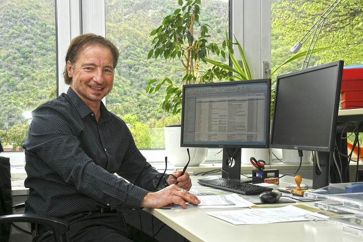 Zeit für die Pflege: Gerd Magunski betreut seine pflegebedürftige Mutter. Foto: Alessandro Balzarin.