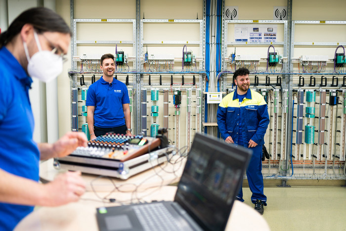 Virtuelle Präsentation: Beim BASF-Infotag informieren Ausbilder Falko Fang und Florian Krug sowie Azubi Furkan Can (von links) über den Elektroniker-Beruf. Foto: BASF