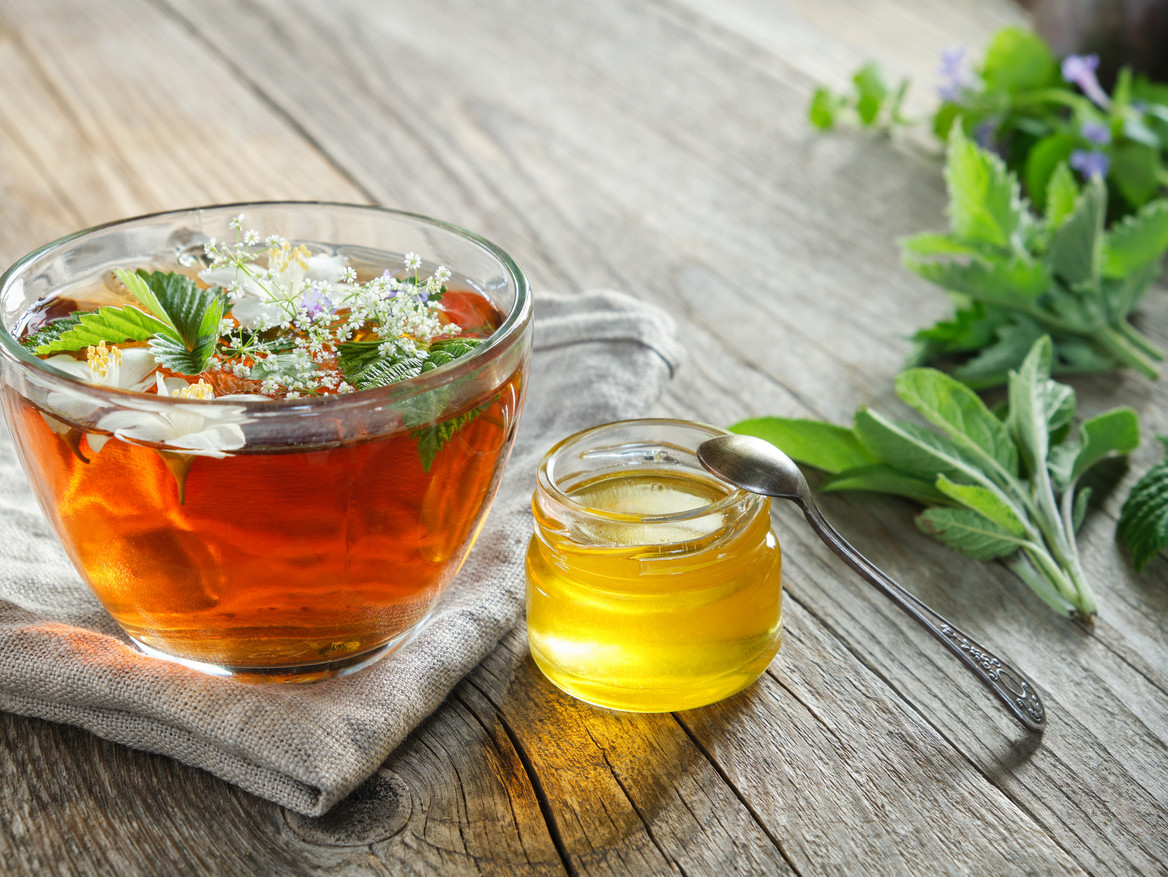 Bewährte Hausmittel Honig, Salbei, Lindenblüten und viel trinken helfen bei Schnupfen, Husten und Fieber.