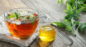 Honig, Salbei, Lindenblüten und viel trinken helfen bei Schnupfen, Husten und Fieber.