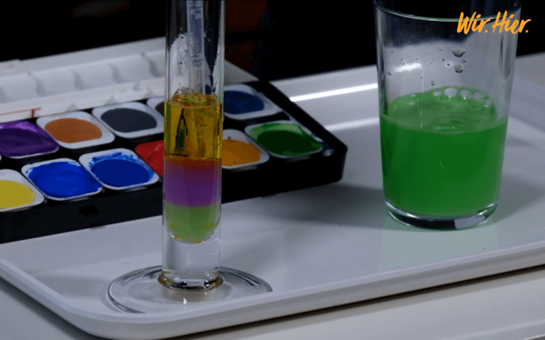 Mit Wasserfarben einen Regenbogen im Glas erzeugen