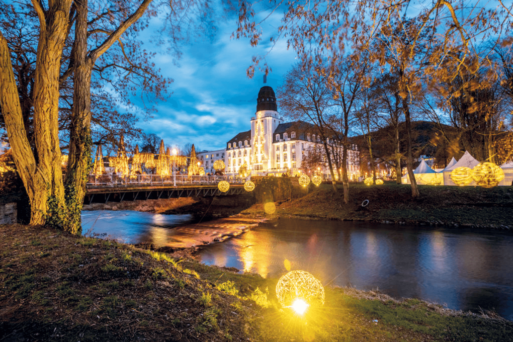 Uferlichter beim Weihnachtsmarkt in Bad Neuenahr-Ahrweiler. Foto: Ahrtal und Bad Neuenahr-Ahrweiler Marketing GmbH/Dominik Ketz