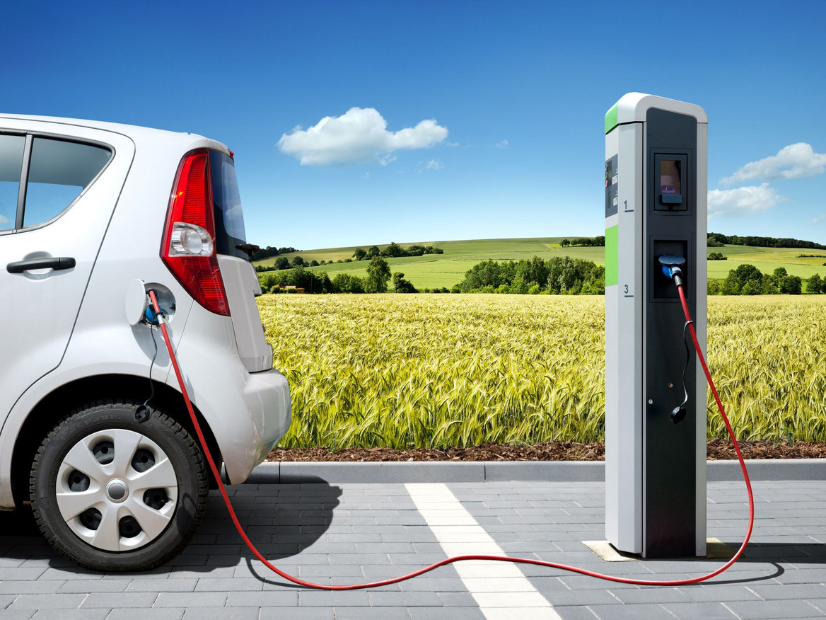 E-Auto an der Ladesäule. Foto: Petair - stock.adobe.com