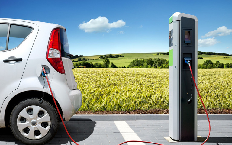E-Auto an der Ladesäule. Foto: Petair - stock.adobe.com