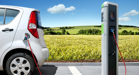 E-Auto an der Ladesäule. Foto: Petair - stock.adobe.com