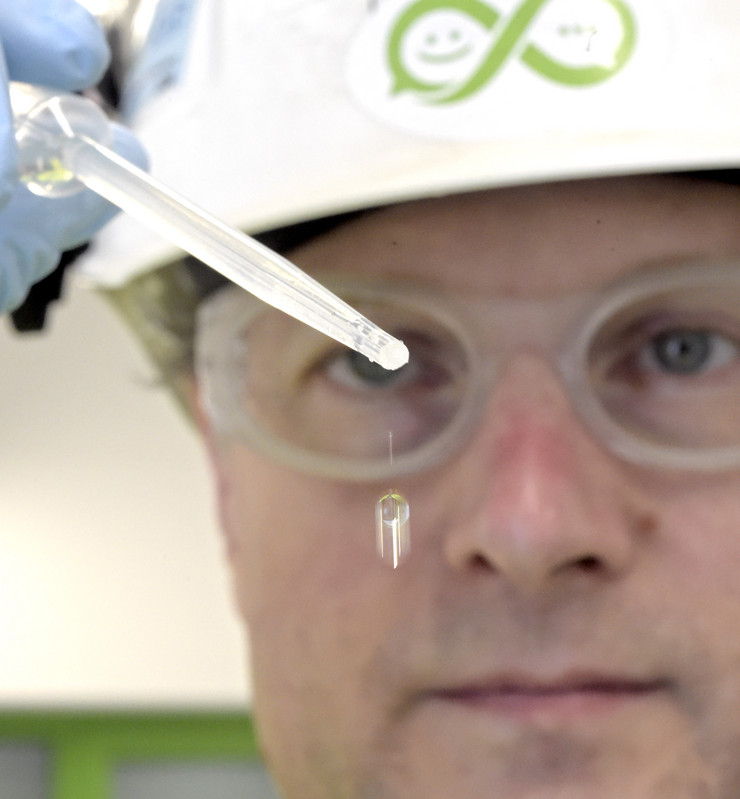 Jürgen Knöll inspiziert eine Chemikalie.
