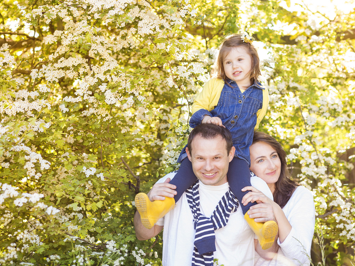 Sonnenlicht ist essenziell für die Bildung von Vitamin D. Darum heißt es: Raus in die Sonne, so wie diese kleine Familie den Aufenthalt in der Natur genießt.