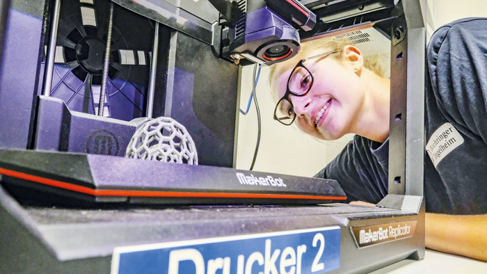 Kreativ: Am 3-D-Drucker entwerfen die Auszubildenden Prototypen für neue Komponenten. Foto: Wir.Hier. / Daniel Roth.