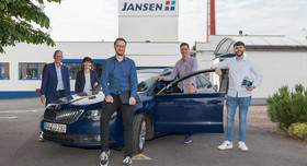 Menschen stehen vor einem Auto an der Lackefabrik Jansen in Ahrweiler