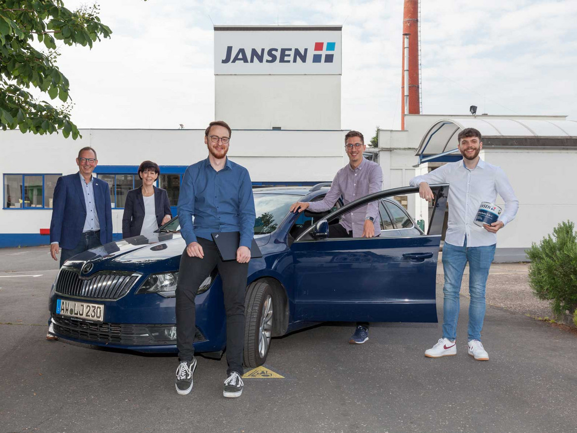 Menschen stehen vor einem Auto an der Lackefabrik Jansen in Ahrweiler