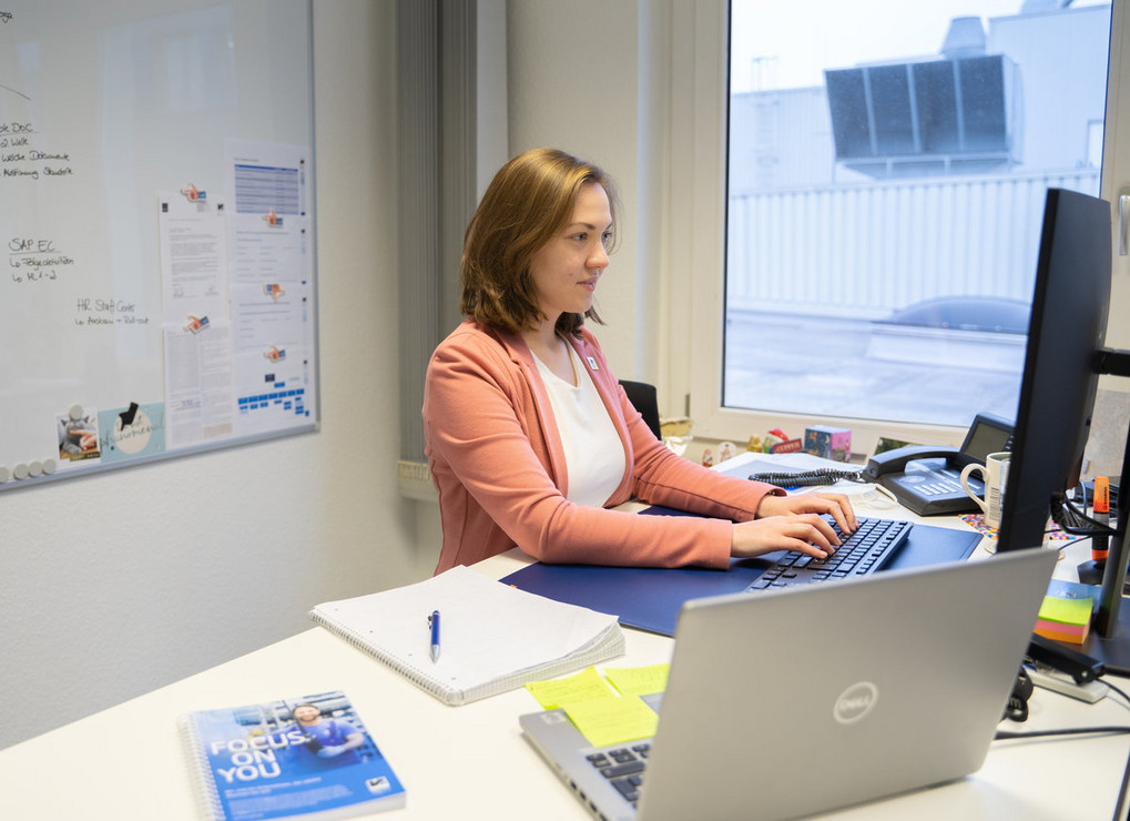 Clara Scherner im Netz: Der Personalbereich ist Ansprechpartner für vielfältige Aufgaben. Foto: Renolit