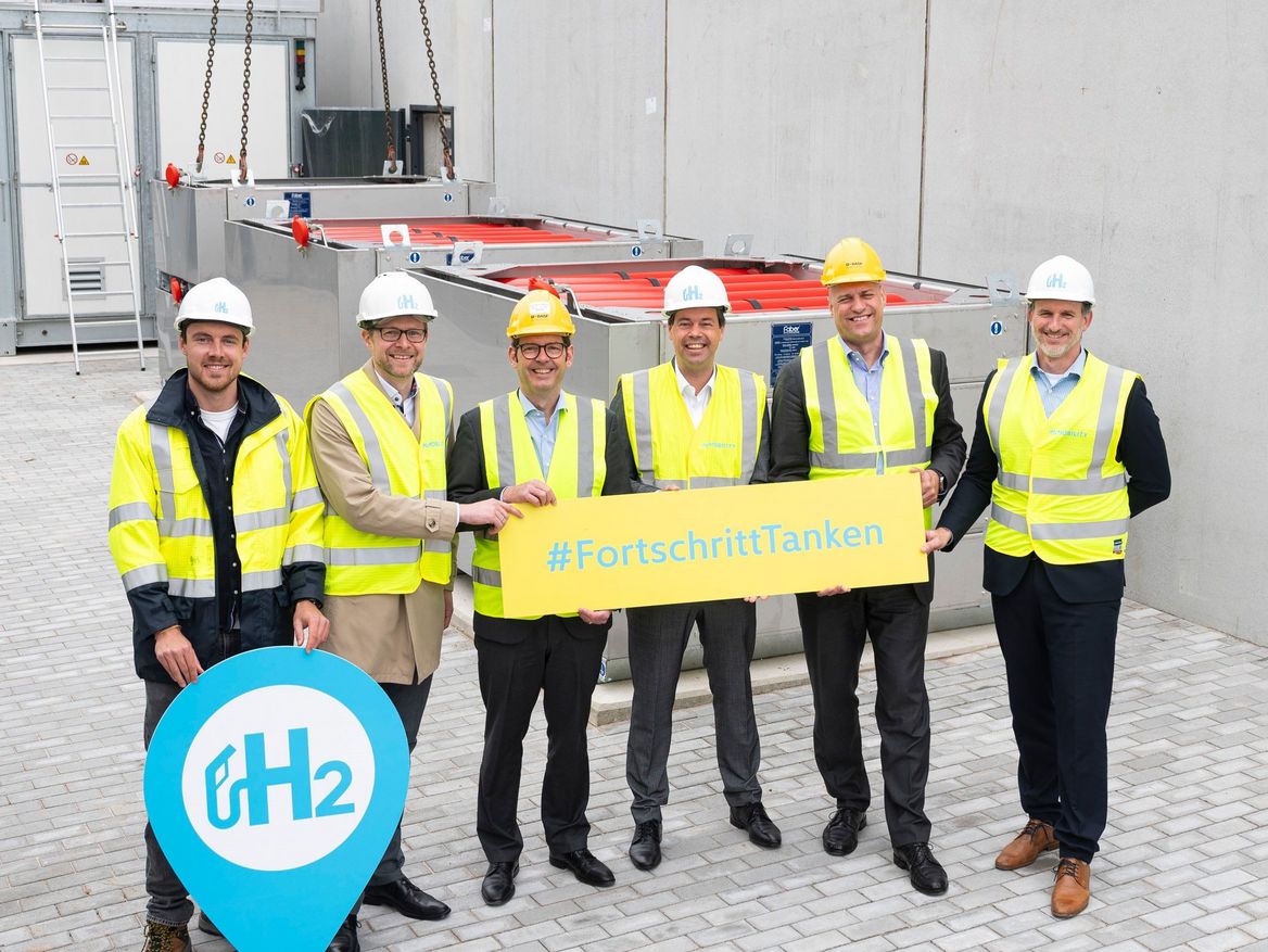 In Frankenthal entsteht eine öffentliche Wasserstofftankstelle. Die Akteure des Projekts nahmen die technischen Kernkomponenten in Empfang. Foto: BASF