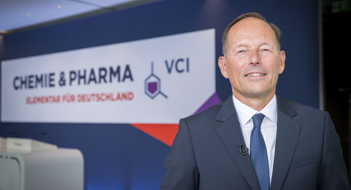 Thomas Wessel, Vorsitzender des VCI-Ausschusses Forschung, Wissenschaft und Bildung, steht bei einer VCI-Pressekonferenz vor dem Logo des Verbands der Chemischen Industrie. 