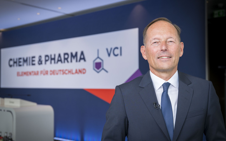 Thomas Wessel, Vorsitzender des VCI-Ausschusses Forschung, Wissenschaft und Bildung, steht bei einer VCI-Pressekonferenz vor dem Logo des Verbands der Chemischen Industrie. 