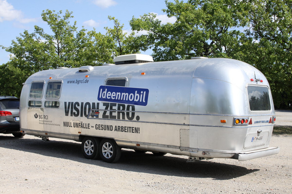 Stylishes Fahrzeug der Berufsgenossenschaft: Das Ideenmobil bietet multimedial Know-how zu sicherem Radfahren. Foto: BG RCI