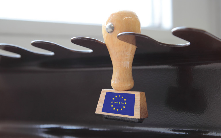 Bürostempel mit EU-Logo: Ist die EU wirklich auf dem Weg zu weniger Bürokratie?