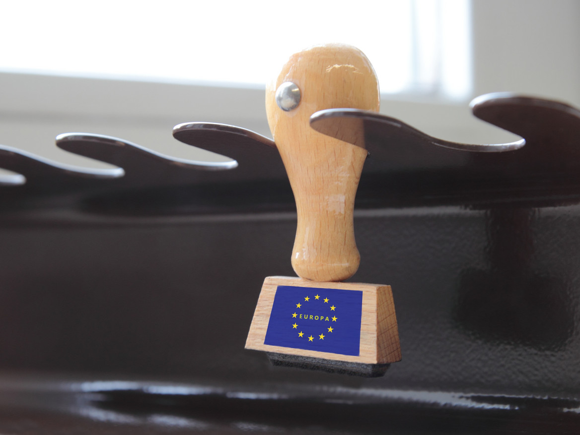 Bürostempel mit EU-Logo: Ist die EU wirklich auf dem Weg zu weniger Bürokratie?