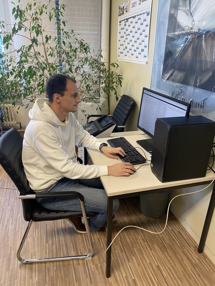 Blick auf Azubi Konstantinos Neofytos am Schreibtisch bei Profine.