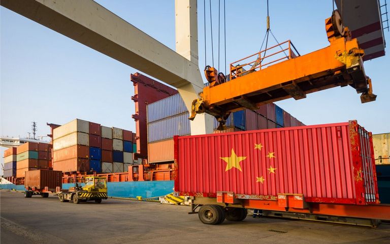 Container mit China-Flagge. Mike_Mareen - stockadobe.com