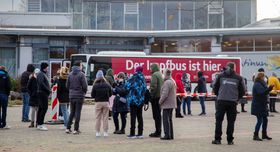 Menschen waren vor einem Corona-Impfbus in Rheinland-Pfalz.