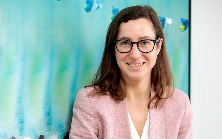 Johanna Jung, Nachhaltigkeitsmanagerin bei Nölken, sitzt auf einem Tisch.