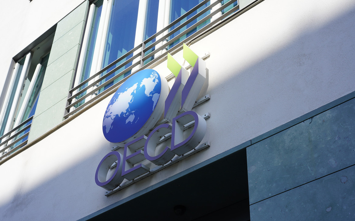 Das OECD-Logo auf dem Gebäude der Organisation in Berlin. 