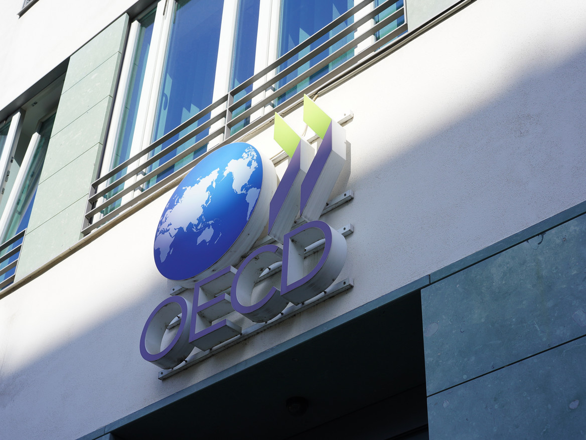 Das OECD-Logo auf dem Gebäude der Organisation in Berlin. 
