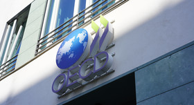 Das OECD-Logo auf dem Gebäude der Organisation in Berlin. 