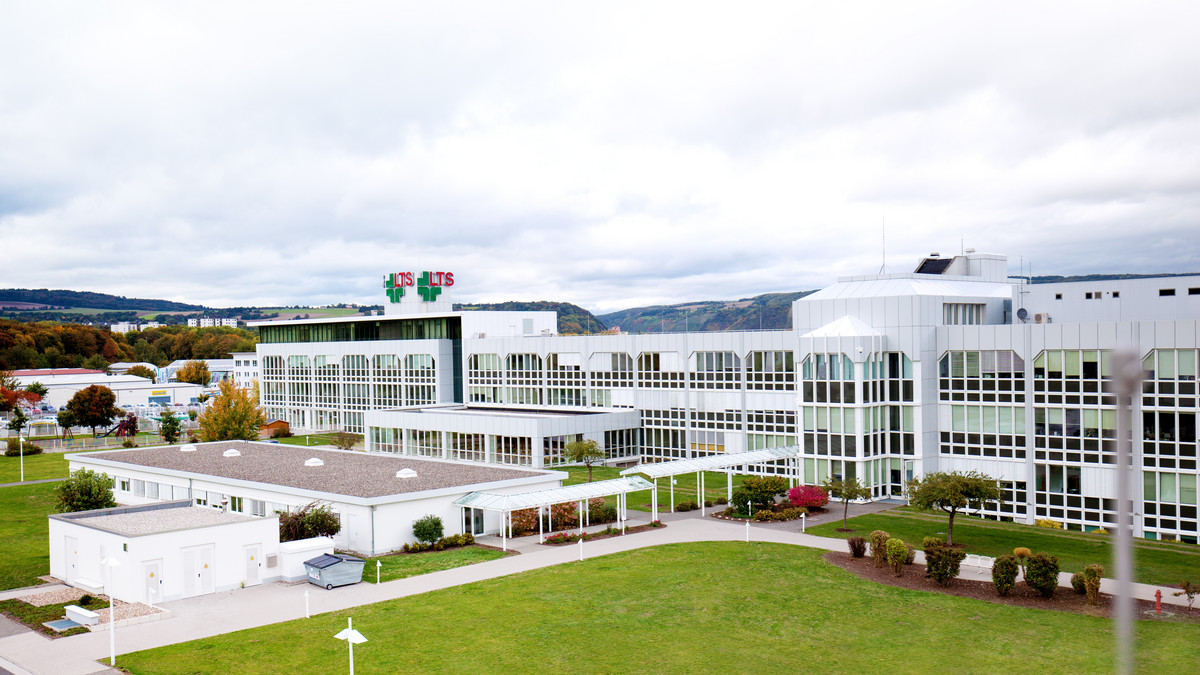 Hauptsitz der LTS in Andernach mit Entwicklungslaboren und dem dahinter liegenden Produktionsbereich.