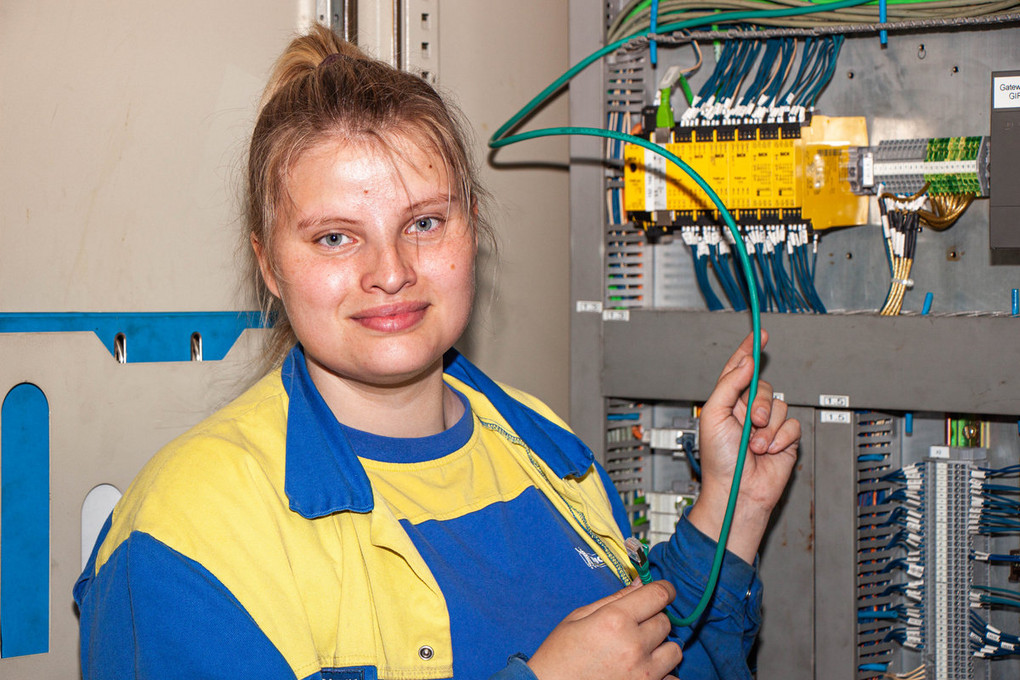 Michelle Schwenk ist Auszubildende zur Elektronikerin bei Michelin. Foto: Michelin