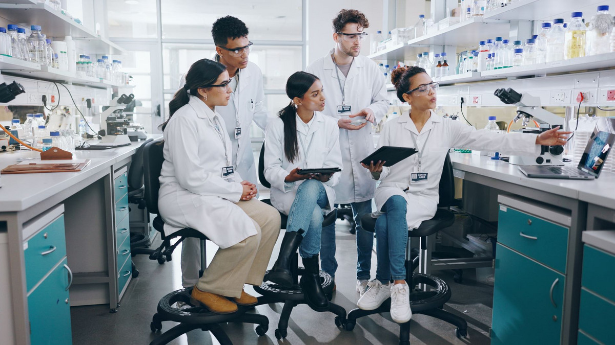Gruppe von Chemie- und Pharmaprofis mit Laptop und Tablets in einem Labor. Foto: peopleimages.com - stock.adobe.com