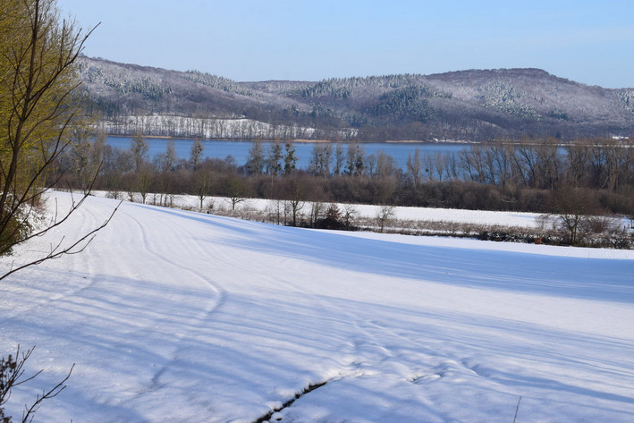 Frischer Schnee am Laacher See. Foto: stock.adobe.com / Markus Volk.