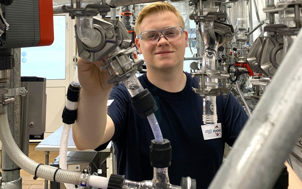 Der duale Student Cedric Breitinger bei der Arbeit an einer Anlage bei Fuchs Lubricants Germany.