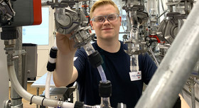 Der duale Student Cedric Breitinger bei der Arbeit an einer Anlage bei Fuchs Lubricants Germany.