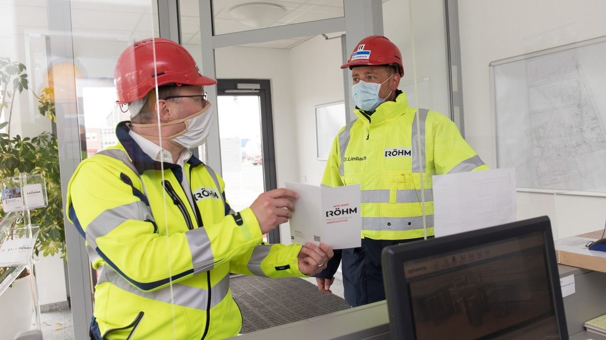 Richtig so? Am Werktor schaffen klare Regelungen sowie Beschilderungen erhöhte Sicherheit für Besucher und Mitarbeiter. Foto: Wir.Hier. / Marcel Hasübert